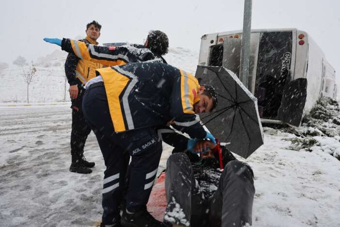 servis-takla-atti-isci-semsiyeyle-kendini-korumaya-calisti