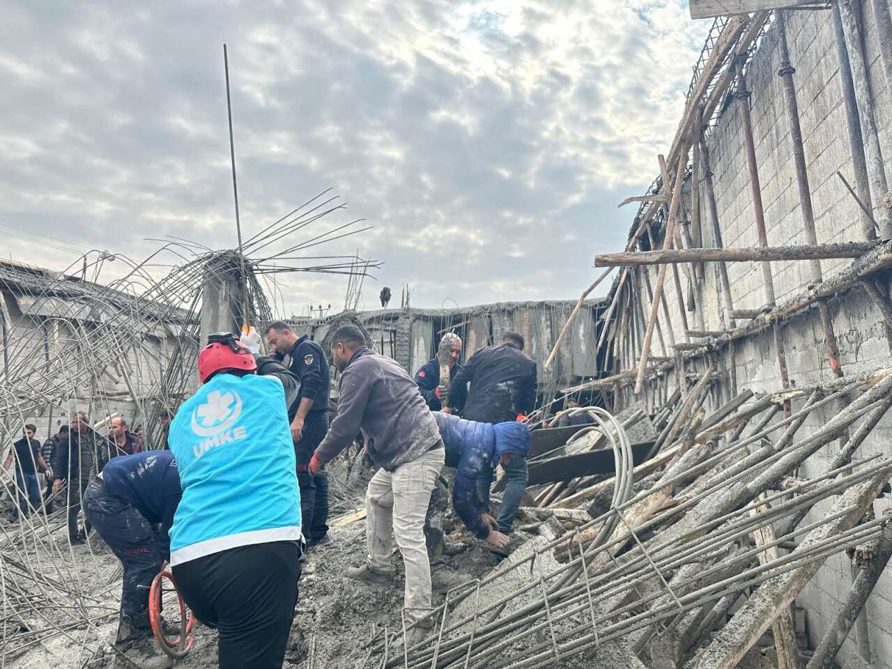 insattaki-faciada-can-veren-iscilerle-ilgili-kahreden-detay-ikisi-de-cocuk-isci