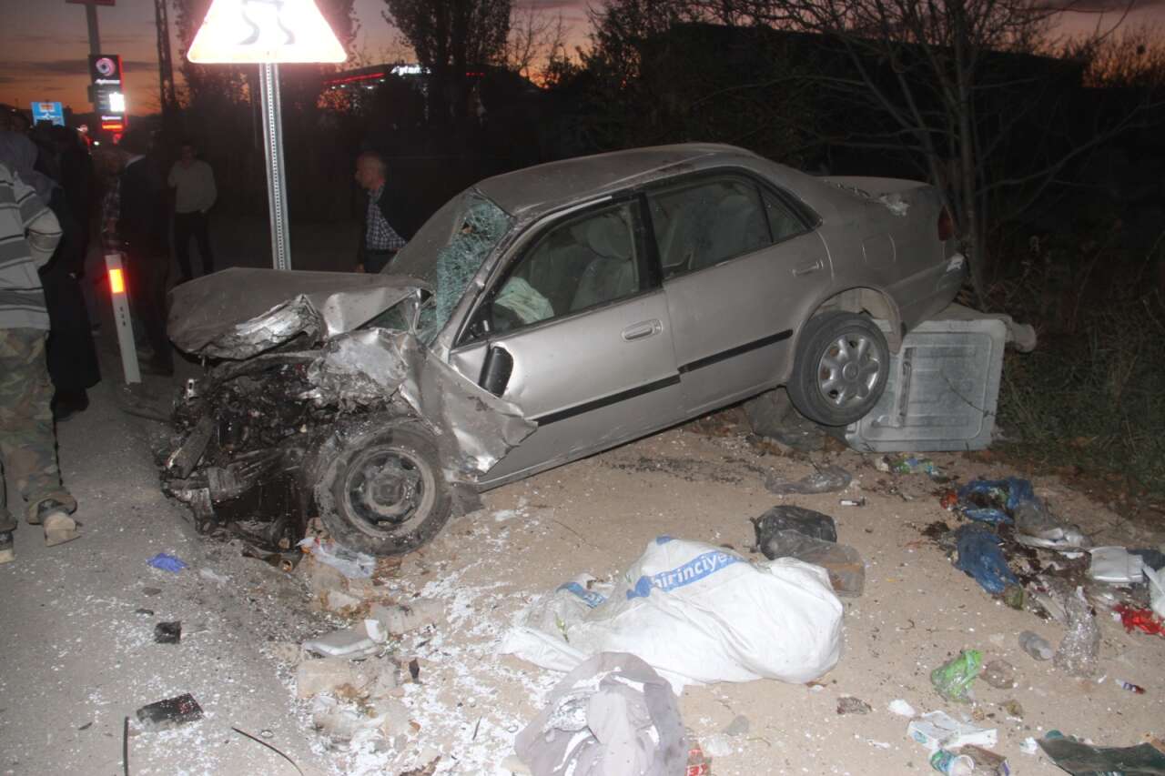 konyada-traktor-otomobille-carpisti-1i-agir-2-yarali-var-beysehir