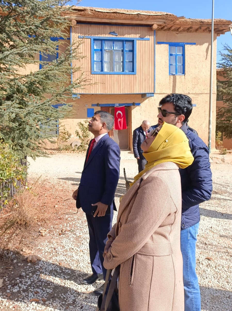 konyadan-cilek-gonderilen-ulkenin-buyukelcisi-huyukte