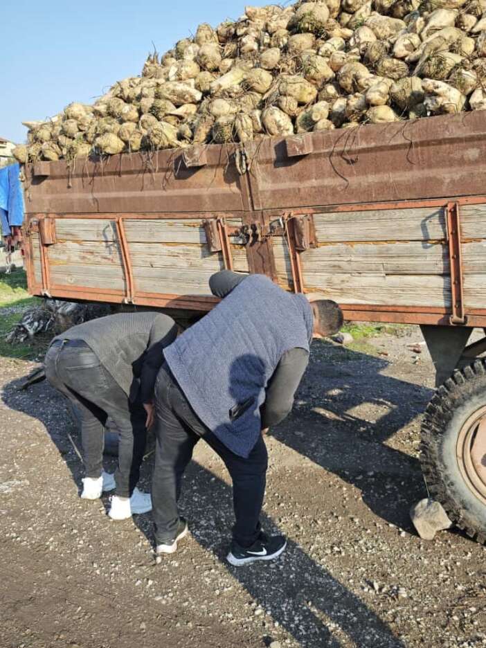 pancar-yuklu-romork-devrildi-genc-ciftci-olumden-dondu