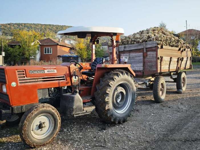 pancar-yuklu-romork-devrildi-genc-ciftci-olumden-dondu