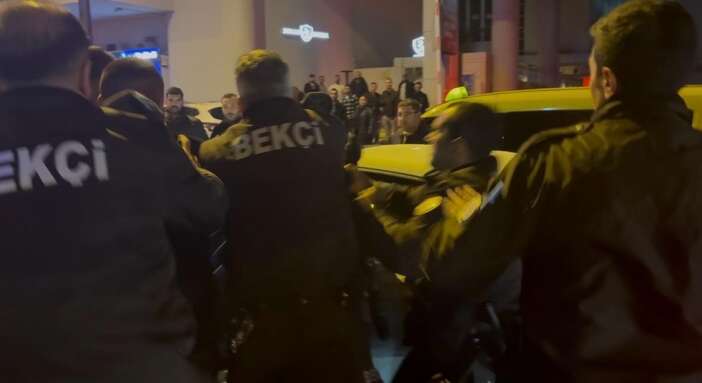 sokak-ortasinda-linc-girisimi-polisler-boyle-kurtardi