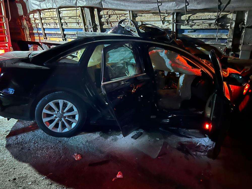 ihsaniyede-feci-kaza-tir-ile-otomobil-carpisti-2-kisi-oldu-afyonkarahisar