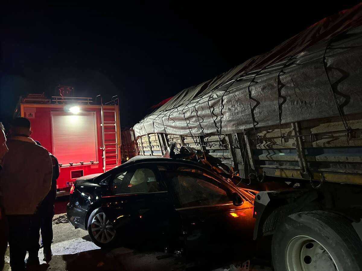 ihsaniyede-feci-kaza-tir-ile-otomobil-carpisti-2-kisi-oldu-afyonkarahisar