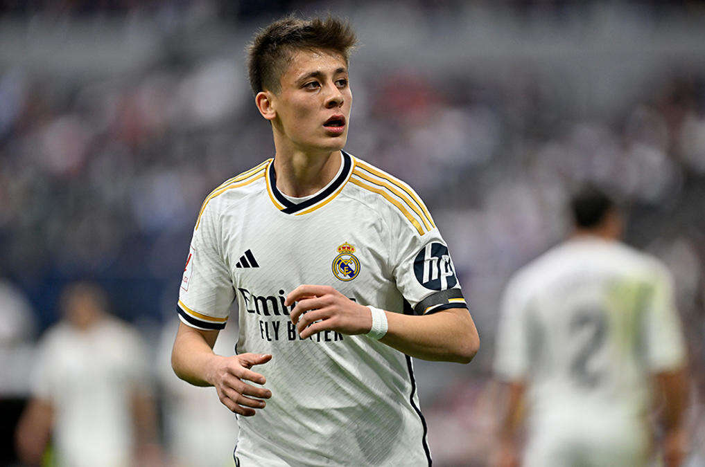 ingiliz-devi-arda-gulerin-pesinde