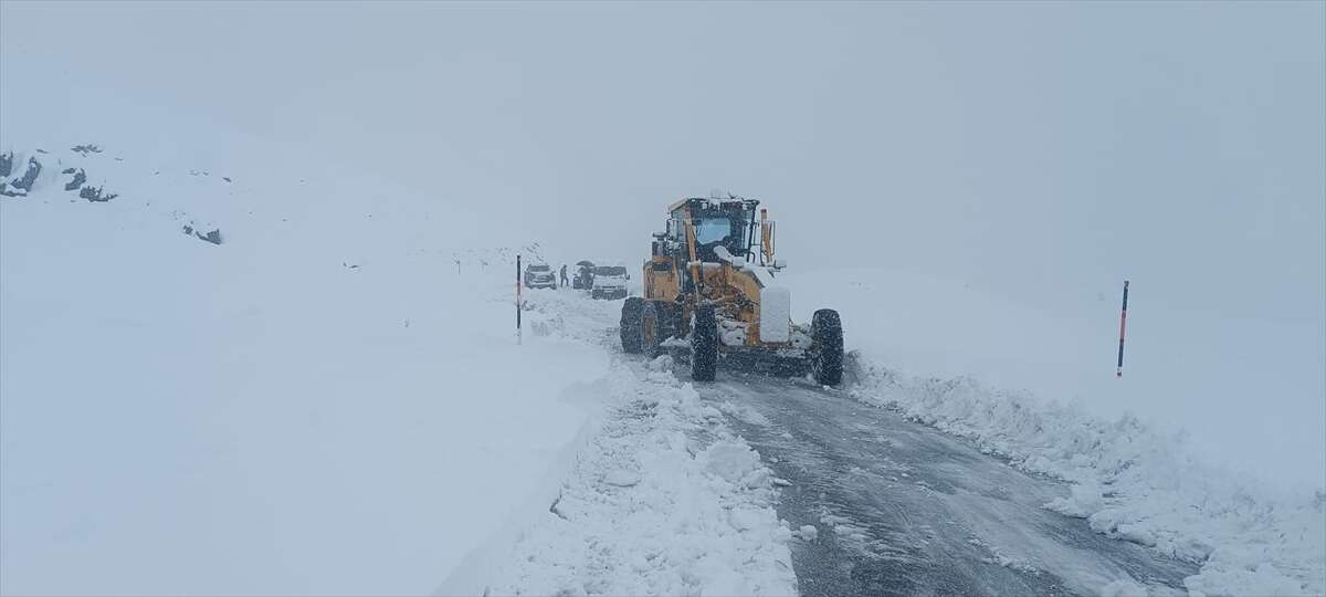 kar-yollari-kapatti-ekipler-calisma-yapiyor-hakkari-mus