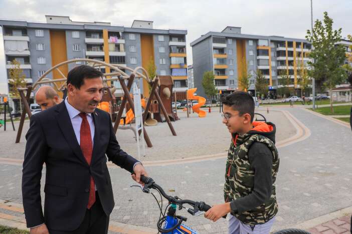 konyali-minik-teniscilere-ak-partili-vekilden-ziyaret