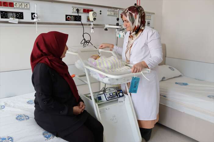 13-gunluk-bebek-konyada-hayata-tutundu