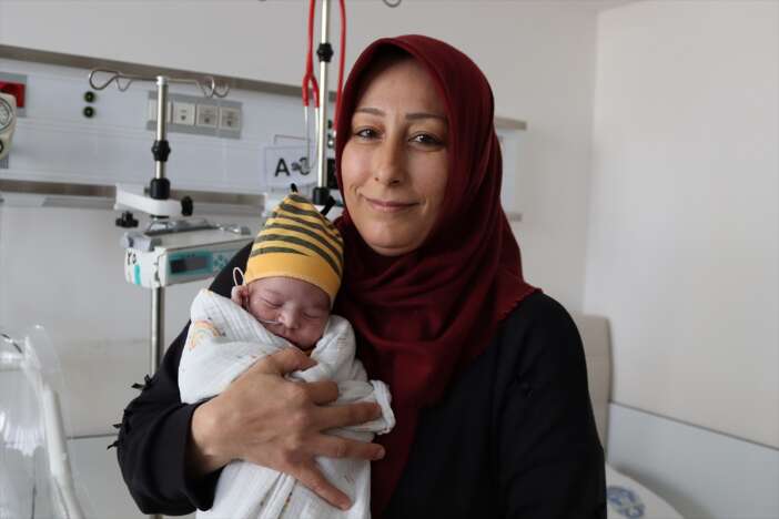 13-gunluk-bebek-konyada-hayata-tutundu