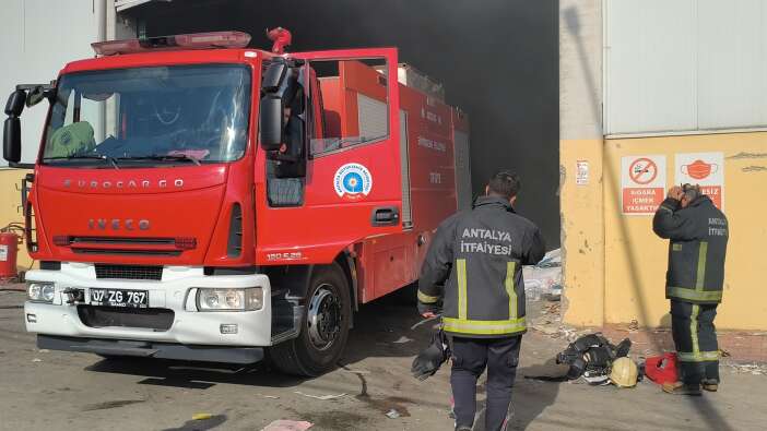 geri-donusum-fabrikasinda-yangin-panigi