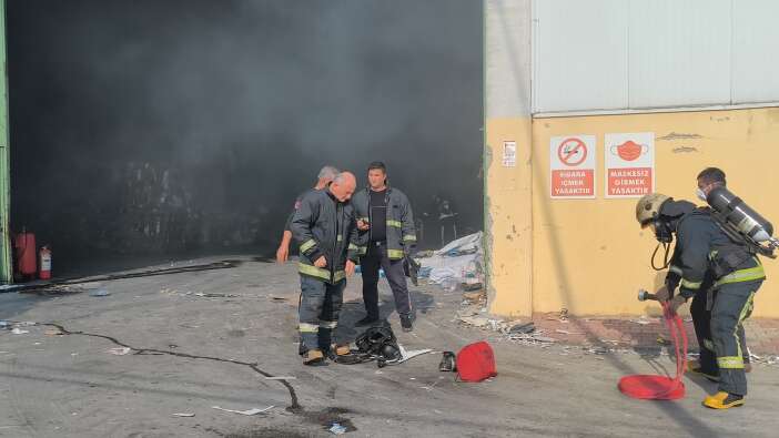 geri-donusum-fabrikasinda-yangin-panigi