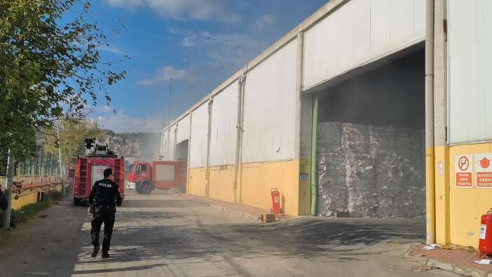 geri-donusum-fabrikasinda-yangin-panigi