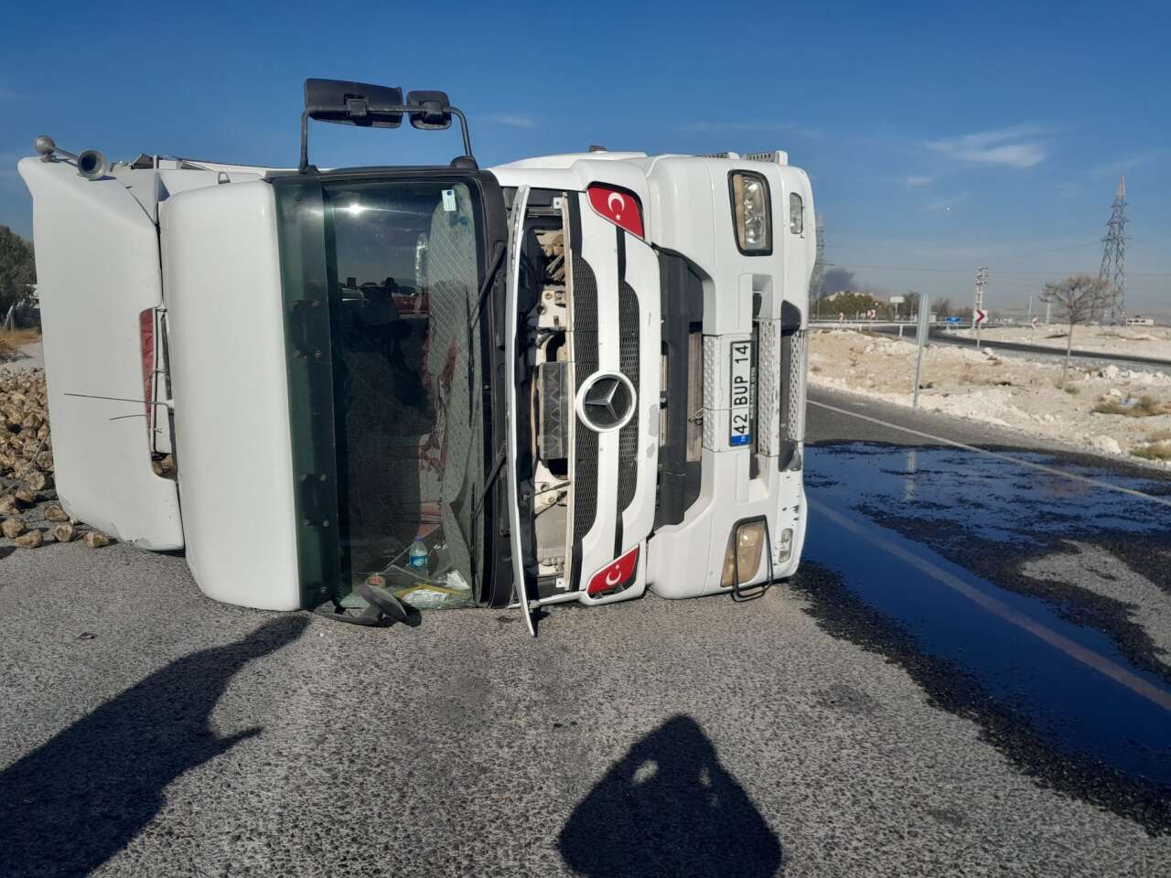 konyada-pancar-yuklu-tir-devrildi-surucu-hastaneye-kaldirildi