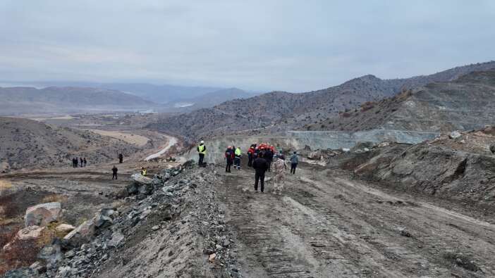 maden-faciasi-66-yasindaki-isci-toprak-altinda