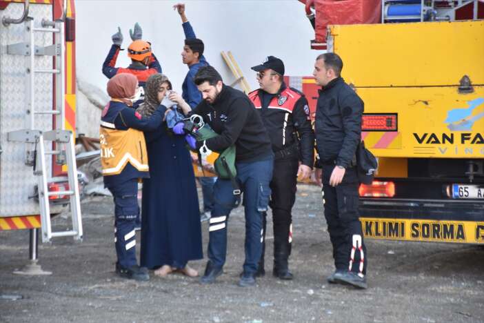 apartman-otoparkinda-yangin-20-kisi-hastanelik-oldu