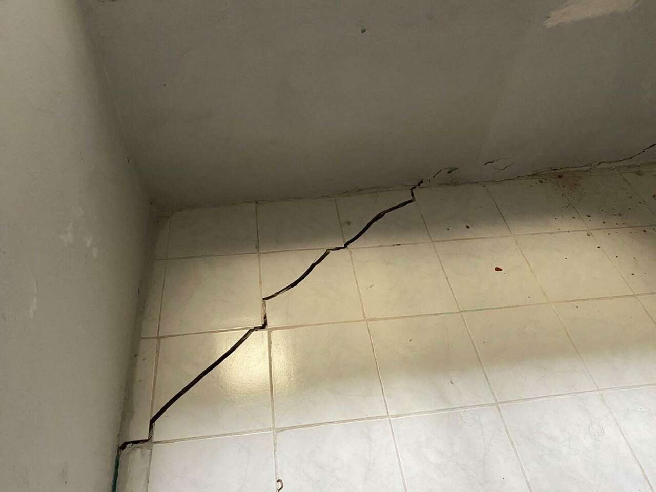 evlerde-catlaklar-olustu-mahalle-ayaga-kalkti-sebebi-deprem-degil