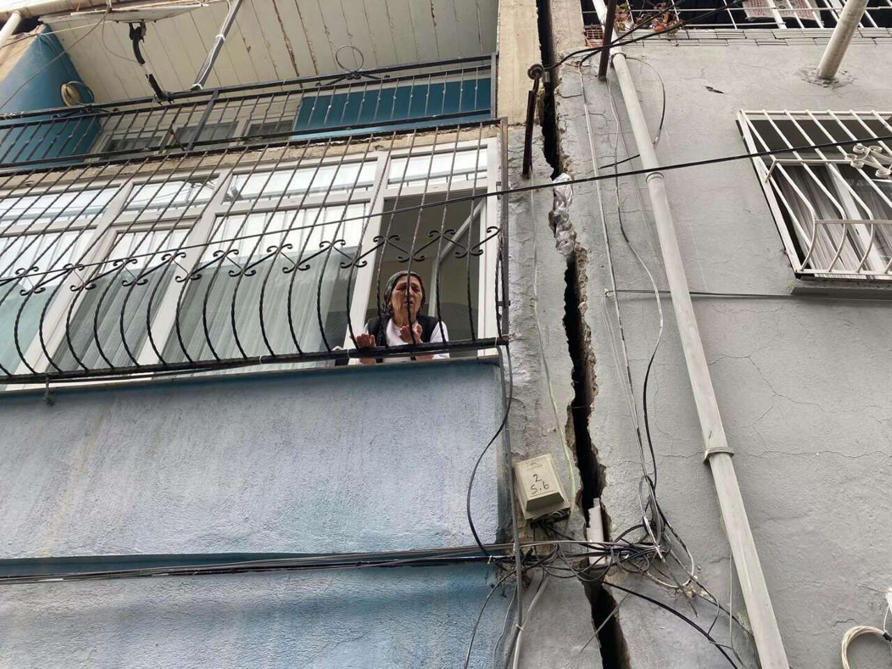 evlerde-catlaklar-olustu-mahalle-ayaga-kalkti-sebebi-deprem-degil