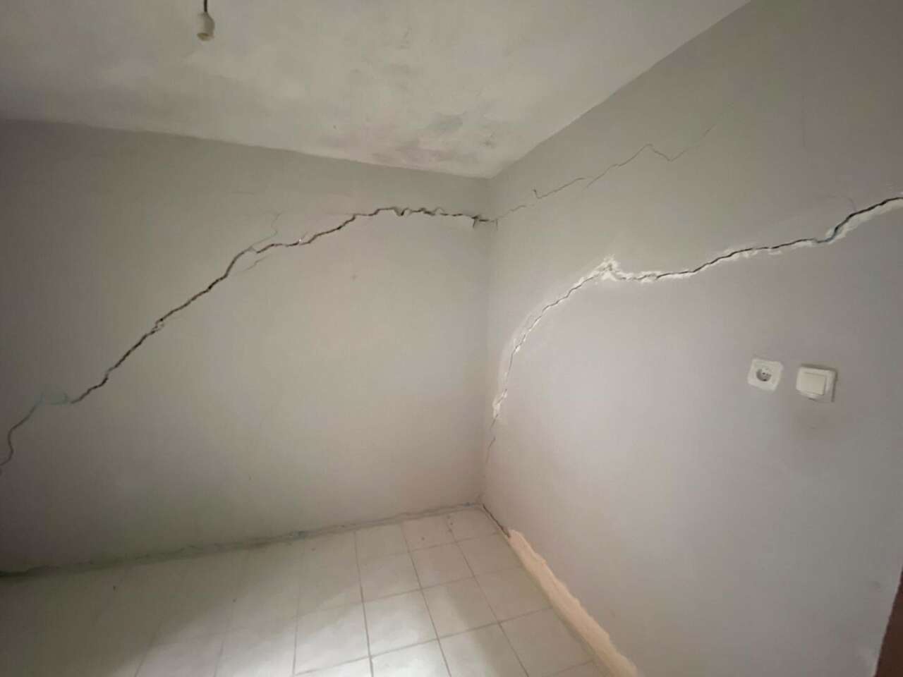 evlerde-catlaklar-olustu-mahalle-ayaga-kalkti-sebebi-deprem-degil