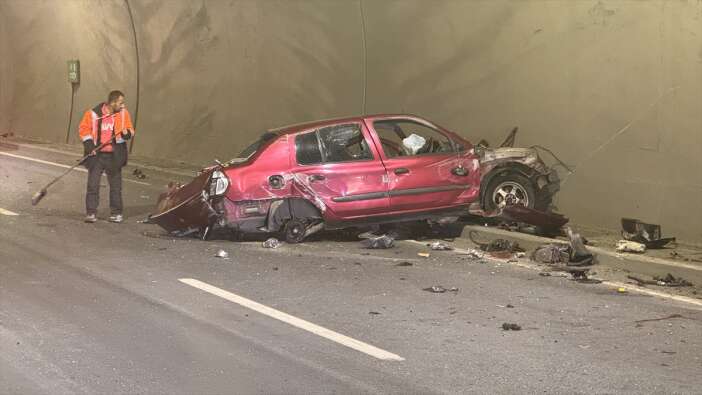 kontrolden-cikan-arac-tunel-duvarina-saplandi-2-kisinin-durumu-kritik