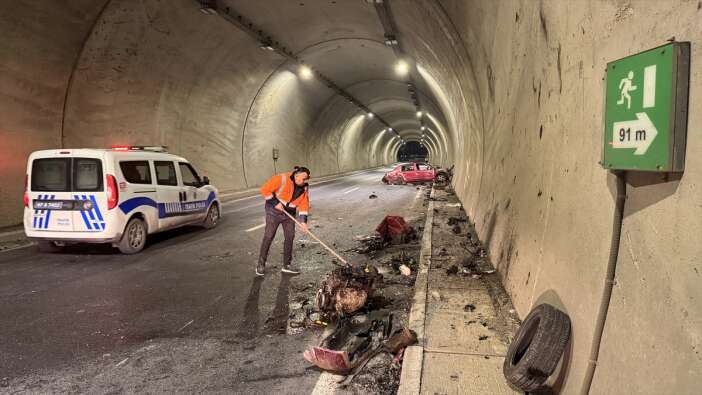 kontrolden-cikan-arac-tunel-duvarina-saplandi-2-kisinin-durumu-kritik