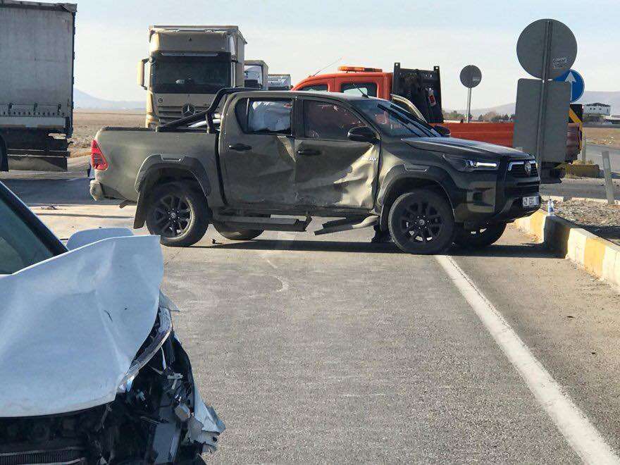 konyada-kamyonet-ciple-carpisti-7-yarali-var-3u-cocuk