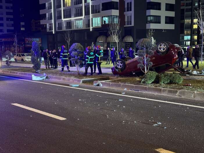 trafik-kitlendi-4-kisi-hastanelik-oldu