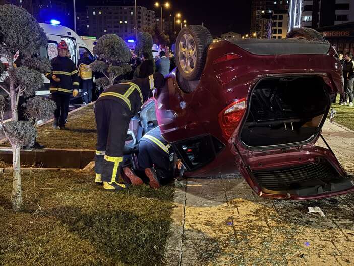 trafik-kitlendi-4-kisi-hastanelik-oldu