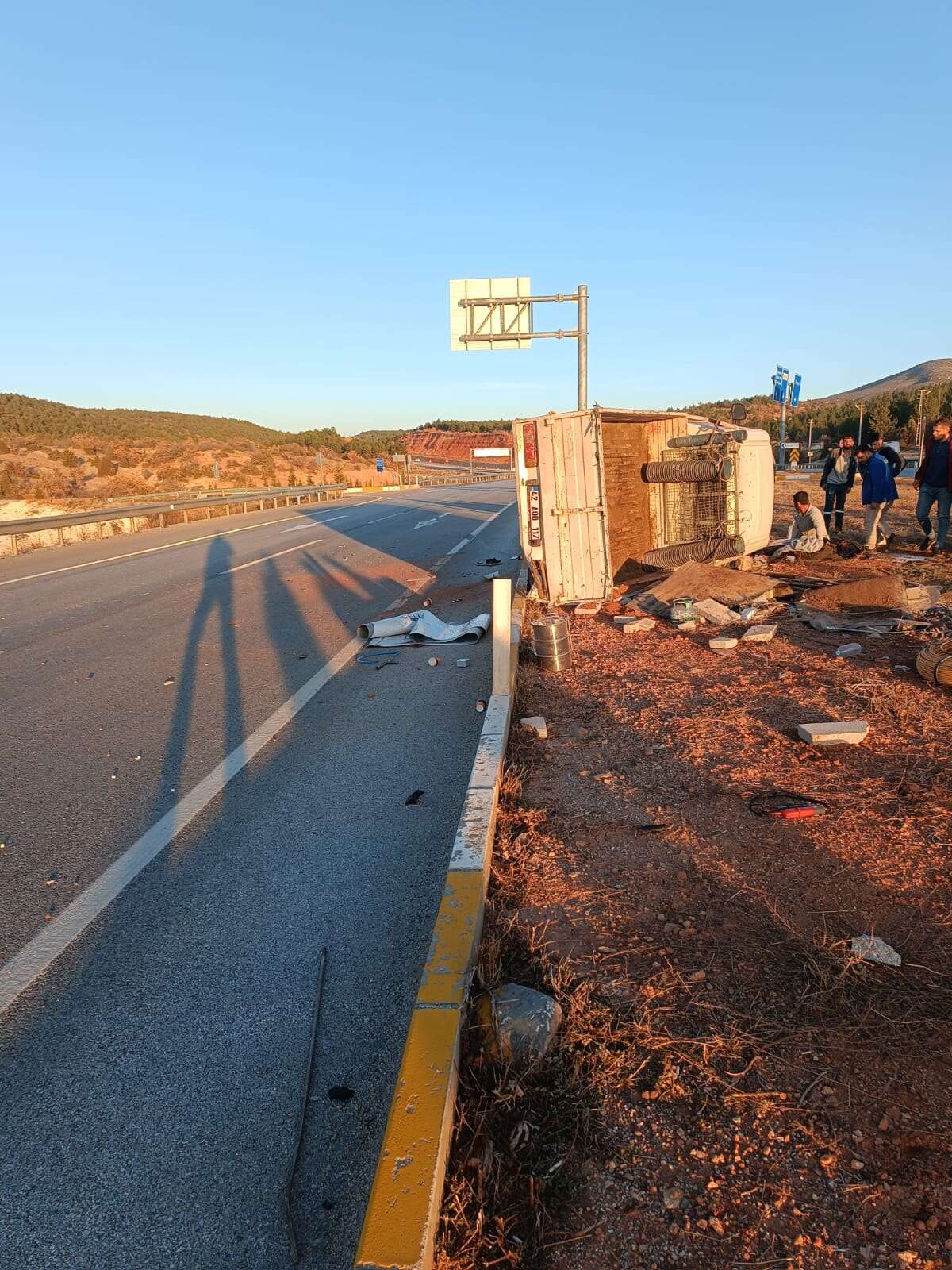 konyada-kamyonet-devrildi-surucu-agir-yarali