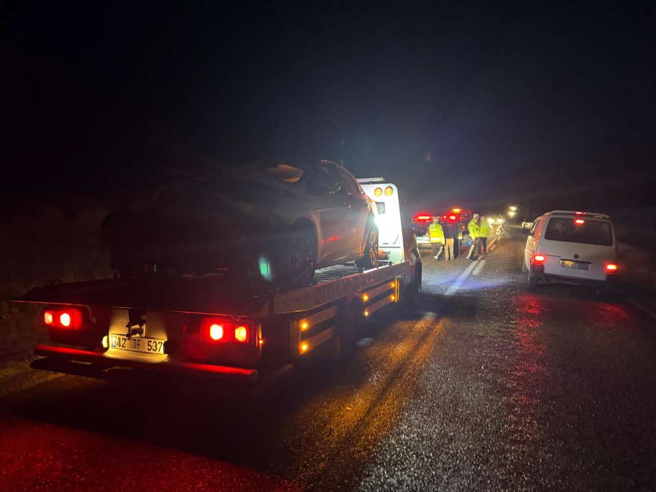 konyada-otomobil-tarim-aletine-carpti-3-kisi-yaralandi