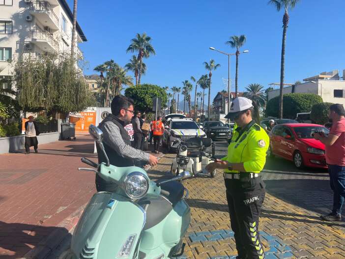 trafik-polisleri-sasirtti-once-ceza-kestiler-sonra-hediye-verdiler