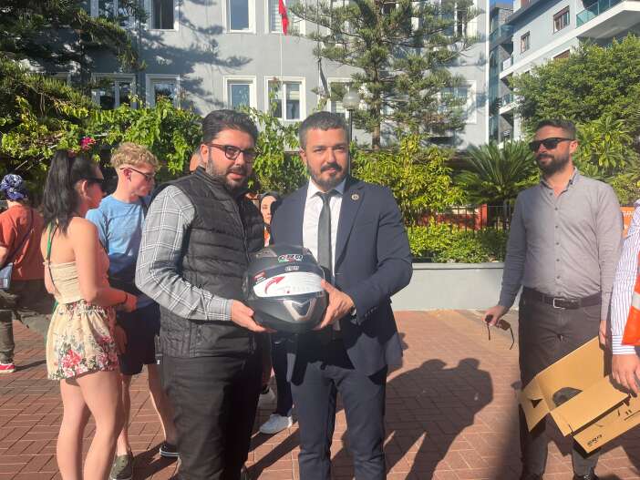 trafik-polisleri-sasirtti-once-ceza-kestiler-sonra-hediye-verdiler