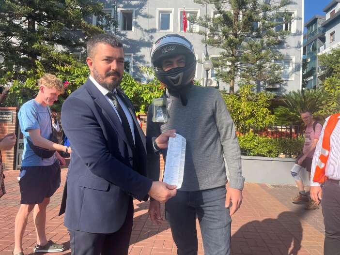 trafik-polisleri-sasirtti-once-ceza-kestiler-sonra-hediye-verdiler