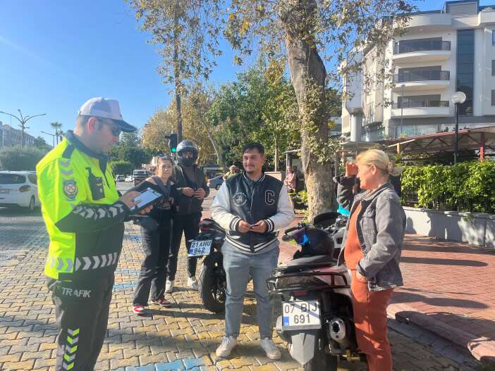 trafik-polisleri-sasirtti-once-ceza-kestiler-sonra-hediye-verdiler