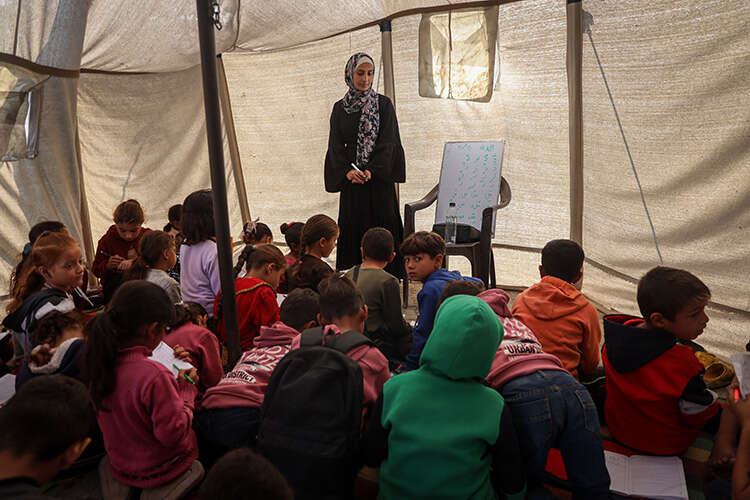 yikilan-okullarin-ardindan-gazzede-cadirdan-siniflar-kuruldu