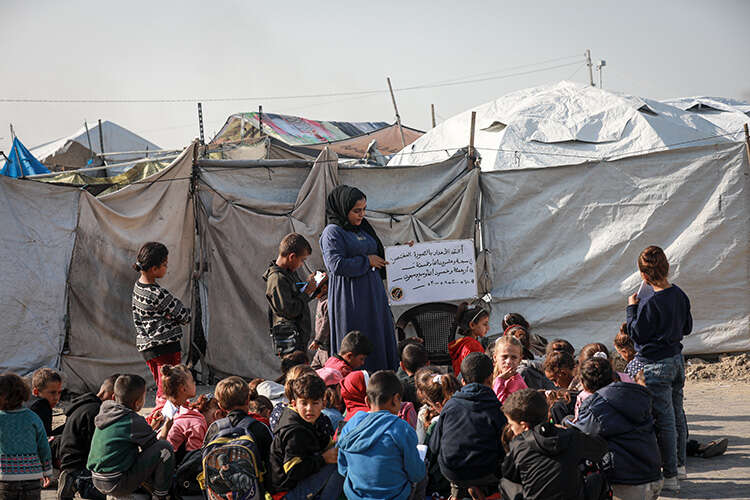 yikilan-okullarin-ardindan-gazzede-cadirdan-siniflar-kuruldu