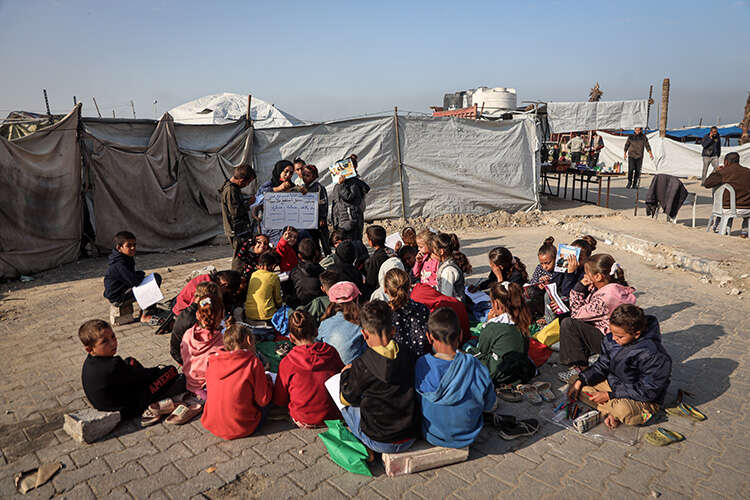 yikilan-okullarin-ardindan-gazzede-cadirdan-siniflar-kuruldu