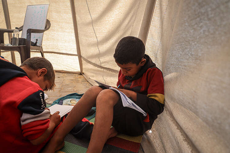 yikilan-okullarin-ardindan-gazzede-cadirdan-siniflar-kuruldu