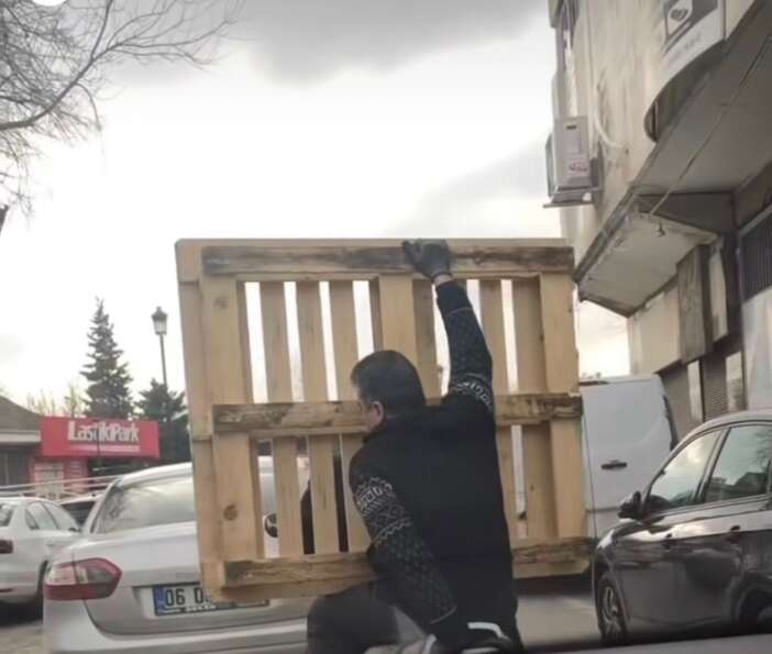 boyle-tehlike-gorulmedi-paletle-motosiklet-surmeye-kalkti