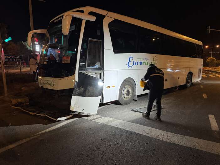 ezgi-karael-oldu-tur-otobusu-kazasinda-olu-ve-yaralilar-var