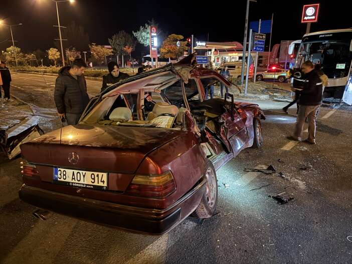 ezgi-karael-oldu-tur-otobusu-kazasinda-olu-ve-yaralilar-var