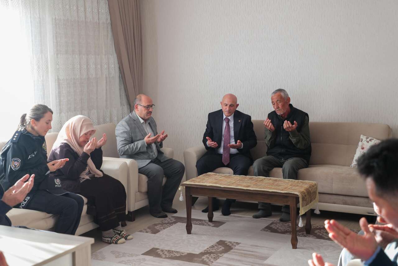 konyada-hayatini-kaybeden-2-polisin-ailesine-taziye-ziyareti