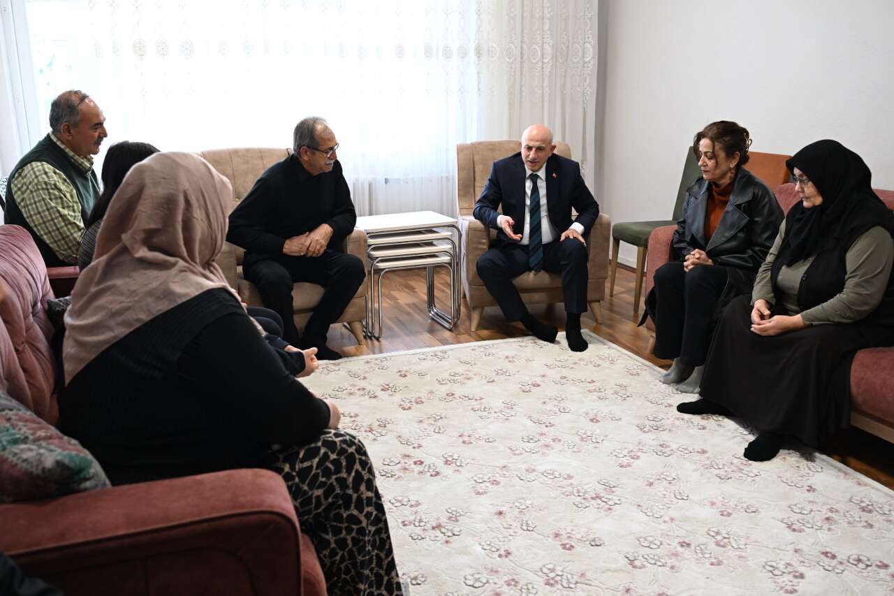 konyada-hayatini-kaybeden-2-polisin-ailesine-taziye-ziyareti