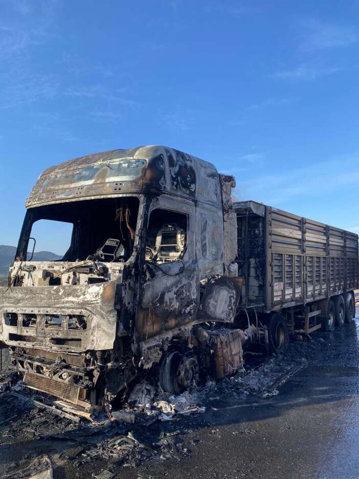 tag-otoyolunda-tir-alev-topuna-dondu-o-anlar-kameralara-yansidi