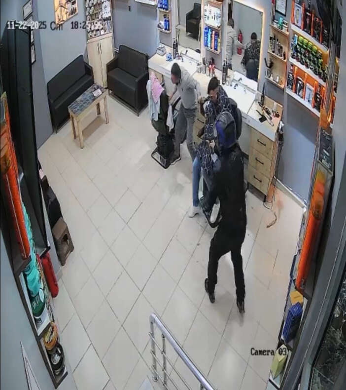 berber-dukkanina-silahli-saldiri-musterisinin-arkasina-saklandi