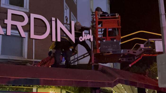 kafenin-tentesi-hayatini-kurtardi