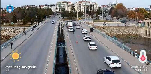 konyada-kopek-yola-atladi-4-arac-birbirine-girdi