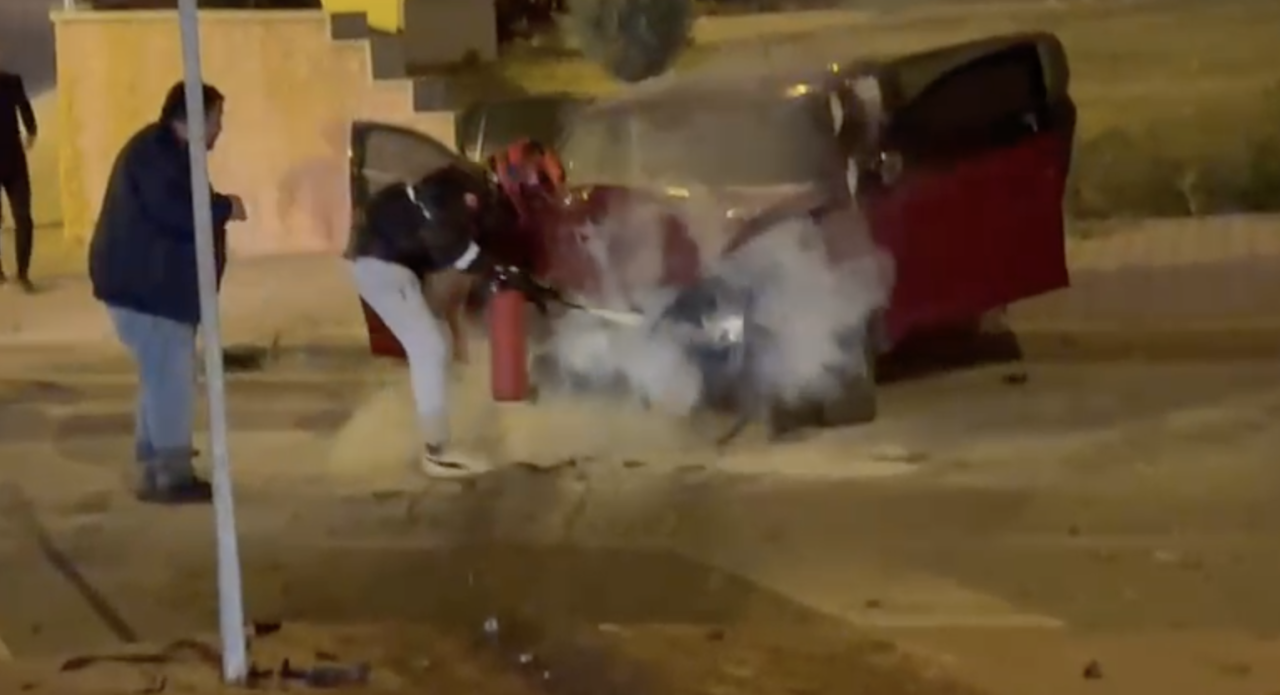 konyada-otomobil-direge-carpti-surucu-yanan-aractan-cikartildi