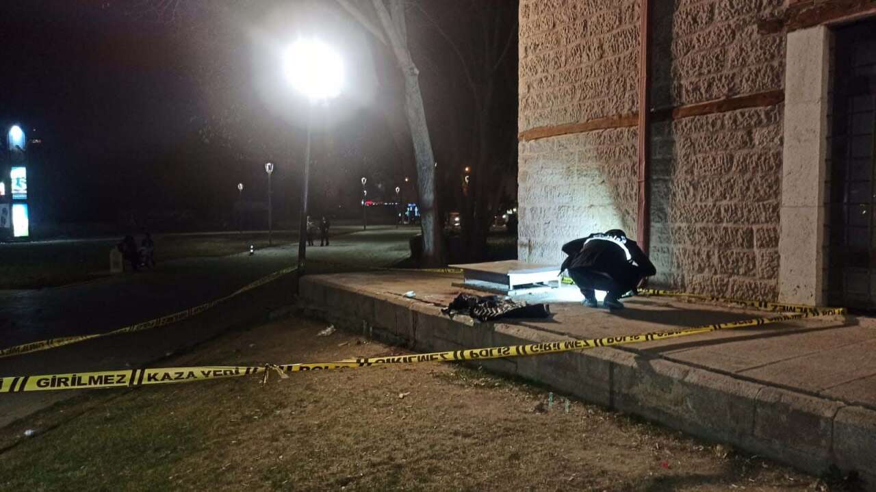 konyadaki-meydanda-kanli-kavga-yabanci-uyruklu-genc-oldu