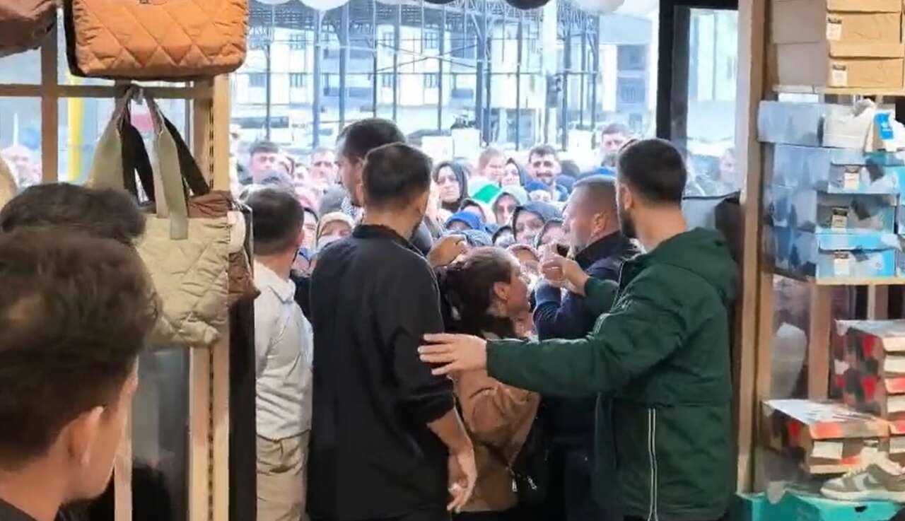 magaza-acilisinda-izdiham-10-liraya-satildigini-duyanlar-birbirini-ezdi